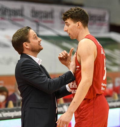 Rolf Scholz, Alen Pjanic 10 Spieltag, Basketball Bundesliga, Basketball season 2020 2021, Germany, easyCredit BBL, Germany, Giessen 46ers, giessen red, men, Jobstairs GIESSEN 46ers Fraport Skyliners, men, frankfurt white