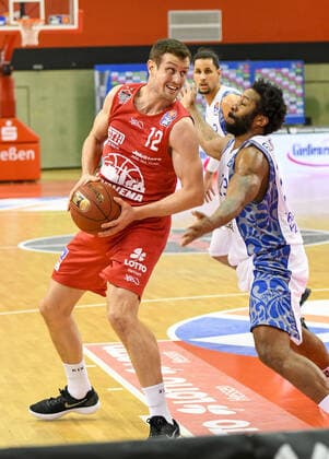 Johannes Richter, Quantez Robertson 10 Spieltag, Basketball Bundesliga, Basketball season 2020 2021, Germany, easyCredit BBL, Germany, Giessen 46ers, giessen red, men, Jobstairs GIESSEN 46ers Fraport Skyliners, men, frankfurt white