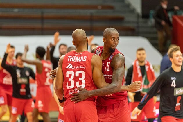 Brandon Bowman Giessen 46ers, 15 and Brandon Thomas Giessen 46ers, 33 are happy about the victory shortly after the final whistle JobStairs Giessen 46ers vs Fraport Skyliners, easyCredit Basketball Bundesliga, season 2020 2021, 10 match day, 30 12 2020 JobStairs Giessen 46ers vs Fraport Skyliners, easyCredit Basketball Bundesliga, season 2020 2021, 10 match day, 30 12 2020 Giessen Copyright: xStefanxTschersich Eibner-Pressefotox EP_STH