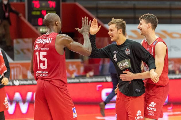 Bjarne Kraushaar Giessen 46ers, 4 is happy with Brandon Bowman Giessen 46ers, 15 about the victory and high-fives JobStairs Giessen 46ers vs Fraport Skyliners, easyCredit Basketball Bundesliga, season 2020 2021, 10 matchday, 30 12 2020 JobStairs Giessen 46ers vs Fraport Skyliners, easyCredit Basketball Bundesliga, season 2020 2021, 10 matchday, 30 12 2020 Giessen Copyright: xStefanxTschersich Eibner-Pressefotox EP_STH