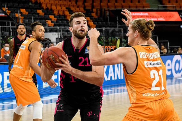 GER, BBL, ratiopharm ulm vs Telekom Baskets Bonn 02 01 2021, ratiopharm arena, Neu Ulm, GER, BBL, ratiopharm ulm vs Telekom Baskets Bonn, pictured Leon Kratzer Bonn, 21 , Dylan Osetkowski Ulm, 21 nordphotoxHafner nph00200
