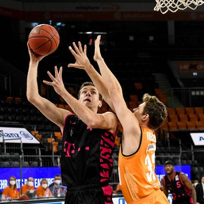 GER, BBL, ratiopharm ulm vs Telekom Baskets Bonn 02 01 2021, ratiopharm arena, Neu Ulm, GER, BBL, ratiopharm ulm vs Telekom Baskets Bonn, in the picture Strahinja Micovic Bonn, 4 sets himself against Patrick Heckmann Ulm, 33 nordphotoxHafner nph00200