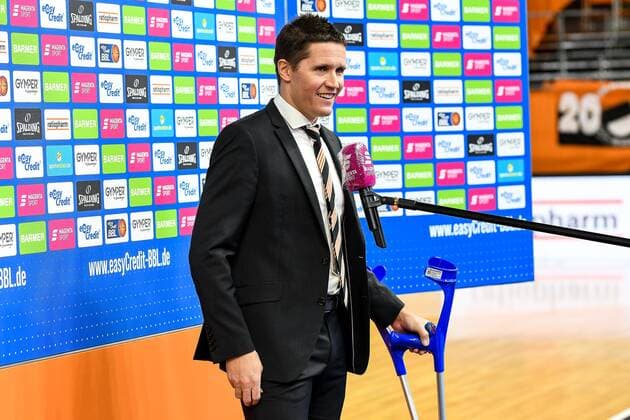 GER, BBL, ratiopharm ulm vs Telekom Baskets Bonn 02 01 2021, ratiopharm arena, Neu Ulm, GER, BBL, ratiopharm ulm vs Telekom Baskets Bonn, in the picture Jaka Lakovic Ulm , in a good mood, with crutches, during the interview after the match nordphotoxHafner nph00200