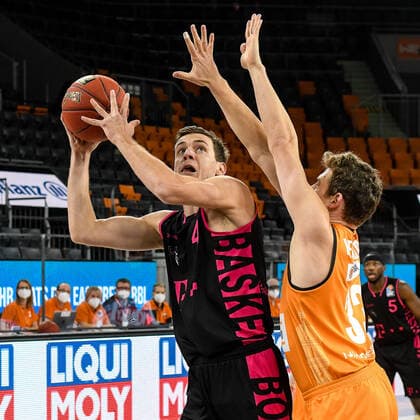 GER, BBL, ratiopharm ulm vs Telekom Baskets Bonn 02 01 2021, ratiopharm arena, Neu Ulm, GER, BBL, ratiopharm ulm vs Telekom Baskets Bonn, in the picture Strahinja Micovic Bonn, 4 sets himself against Patrick Heckmann Ulm, 33 nordphotoxHafner nph00200