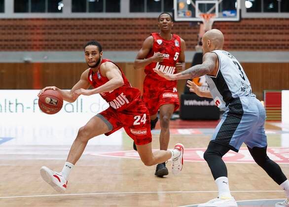 s Oliver Wuerzburg vs HAKRO Merlins Crailsheim, Basketball, BBL Germany, Wuerzburg, s Oliver Arena, 03 01 2021, emspor, emonline, despor, deonline, s Oliver Wuerzburg vs HAKRO Merlins Crailsheim, Basketball, BBL Picture from left Cameron Hunt s Oliver Wuerzburg and Maurice Stuckey Merlins Photo HMB Media Heiko Becker Pool Wuerzburg s Oliver Arena Bayern Germany Poolfoto HMB Media Heiko Becker Pool ,EDITORIAL USE ONLY