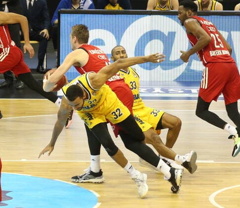 GER, BBL, ALBA Berlin vs Bayern Muenchen 03 01 2021, Mercedes Benz Arena, Berlin, GER, BBL, ALBA Berlin vs Bayern Muenchen, in picture Johannes Thiemann ALBA Berlin 32 , Jayson Granger ALBA Berlin 33 , Leon Radosevic FC Bayern Muenchen 43 nordphotox xEngler nph00076