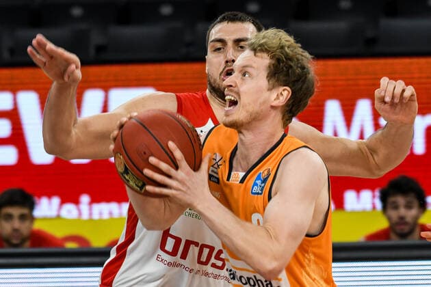 GER, BBL, ratiopharm ulm vs Bose Bamberg 06 01 2021, ratiopharm arena, Neu Ulm, GER, BBL, ratiopharm ulm vs Bose Bamberg, in picture Per Günther Guenther Ulm, 6 cant be stopped by Chase Fieler Bamberg, 20 nordphotoxHafner nph00200