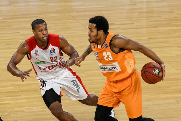 GER, BBL, ratiopharm ulm vs Brose Bamberg 06 01 2021, ratiopharm arena, Neu Ulm, GER, BBL, ratiopharm ulm vs Brose Bamberg, pictured Devon Hall Bamberg, 22 , Troy Caupain Ulm, 23 nordphotoxHafner nph00200
