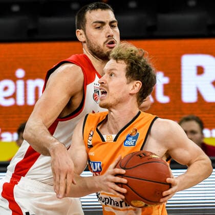 GER, BBL, ratiopharm ulm vs Brose Bamberg 06 01 2021, ratiopharm arena, Neu Ulm, GER, BBL, ratiopharm ulm vs Brose Bamberg, pictured Per Günther Guenther Ulm, 6 cant be stopped by Chase Fieler Bamberg, 20 nordphotoxHafner nph00200