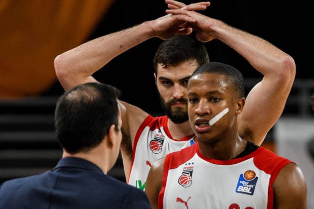 GER, BBL, ratiopharm ulm vs Brose Bamberg 06 01 2021, ratiopharm arena, Neu Ulm, GER, BBL, ratiopharm ulm vs Brose Bamberg, pictured Johan Roijakkers Bamberg , David Kravish Bamberg, 45 , Devon Hall Bamberg, 22 during a timeout. nordphotoxHafner nph00200