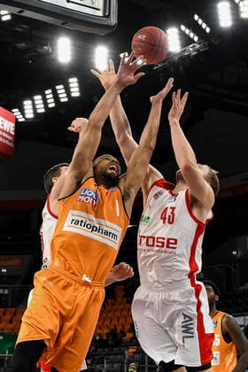 GER, BBL, ratiopharm ulm vs Brose Bamberg 06 01 2021, ratiopharm arena, Neu Ulm, GER, BBL, ratiopharm ulm vs Brose Bamberg, in picture Demitrius Conger Ulm, 1 and Christian Sengfelder Bamberg, 43 stretch for the rebound nordphotoxHafner nph00200