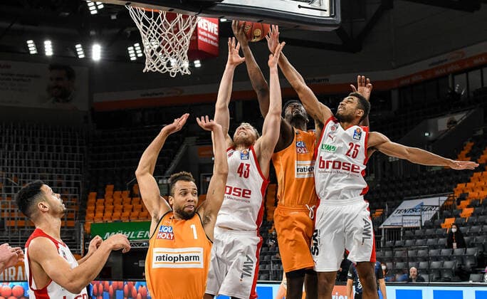 GER, BBL, ratiopharm ulm vs Brose Bamberg 06 01 2021, ratiopharm arena, Neu Ulm, GER, BBL, ratiopharm ulm vs Brose Bamberg, in picture Christian Sengfelder Bamberg, 43 and Kenneth Ogbe Bamberg, 25 try to prevent Aric Holman Ulm, 35 from scoring, Demitrius Conger Ulm, 1 nordphotoxHafner nph00200