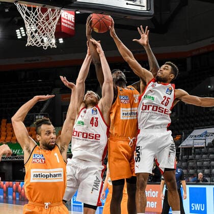 GER, BBL, ratiopharm ulm vs Brose Bamberg 06 01 2021, ratiopharm arena, Neu Ulm, GER, BBL, ratiopharm ulm vs Brose Bamberg, in picture Christian Sengfelder Bamberg, 43 and Kenneth Ogbe Bamberg, 25 try to prevent Aric Holman Ulm, 35 from scoring, Demitrius Conger Ulm, 1 nordphotoxHafner nph00200