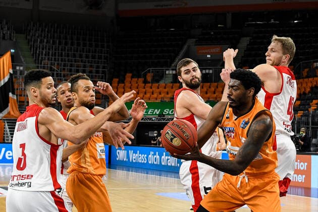 GER, BBL, ratiopharm ulm vs Brose Bamberg 06 01 2021, ratiopharm arena, Neu Ulm, GER, BBL, ratiopharm ulm vs Brose Bamberg, pictured Dominic Lockhart Bamberg, 3 , Demitrius Conger Ulm, 1 , Aric Holman Ulm, 35 nordphotoxHafner nph00200