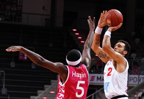 Brekkott Chapman s Oliver Würzburg, 02 in duel with Josh Hagins Telekom Baskets Bonn, 05 Telekom Baskets Bonn vs s Oliver Wuerzburg, Men, Basketball, 1 Bundesliga, 12 Matchday, 2020 2021, 09 01 2021 Telekom Baskets Bonn vs s Oliver Wuerzburg, Men, Basketball, 1 Bundesliga, 12 Matchday, 2020 2021, 09 01 2021 Bonn Copyright: xJulianxMeusel Eibner-Pressefotox EP_JML