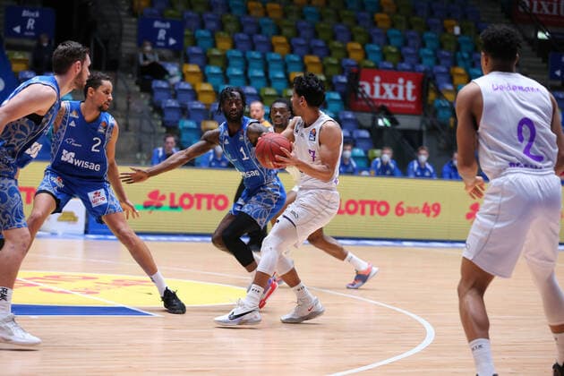 Basketball Bundesliga,Fraport Skyliners GB Goettingen,2021 01 10,GER, im Mobley Matt, Fraport Skyliners, 1 , Gutierrez Jorge, BG Goettingen, ,Eibner Pressefoto Uli Scherbaum Fraport Skyliners GB Goettingen Frankfurt Copyright: xEibner-Pressefoto UlrichxScherbaumx EP_usm