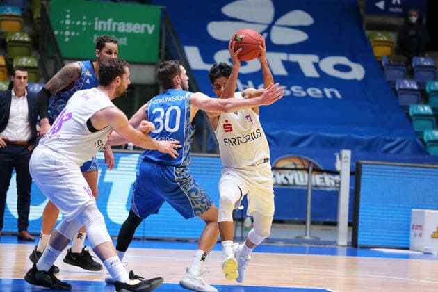 Basketball Bundesliga,Fraport SkylinGutierrez Jorge, BG Goettingen, ers GB Goettingen,2021 01 10,GER, im Gudmundsson Jon Axel, Fraport Skyliners, 30 , ,Eibner Pressefoto Uli Scherbaum Fraport Skyliners GB Goettingen Frankfurt Copyright: xEibner-Pressefoto UlrichxScherbaumx EP_usm