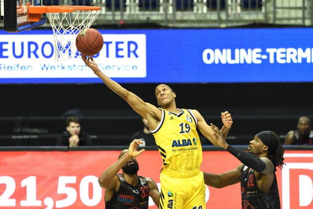 Louis Olinde Alba, saves, interception, BBL, Alba Berlin vs Giessen, at Mercedes Benz Arena, 10 01 21, GER, Berlin, 10 01 21, BBL, Alba vs Giessen 46er Berlin Copyright: xUwexKoch Eibner-Pressefotox EP_UKH