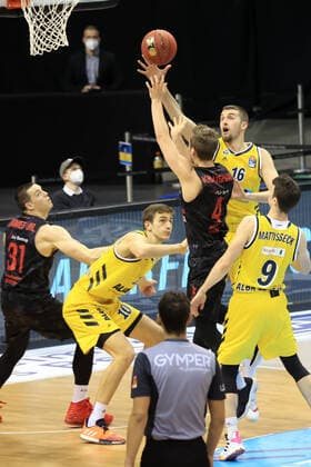 GER, BBL, ALBA Berlin vs Jobstairs Giessen 46ers 10 01 2021, Mercedes Benz Arena, Berlin, GER, BBL, ALBA Berlin vs Jobstairs Giessen 46ers, in picture Kresimir Nikic ALBA Berlin 16 , Tim Schneider ALBA Berlin 10 , Jonas Mattisseck ALBA Berlin 9 , Bjarne Kraushaar Giessen46ers 4 , Scottie James jr Giessen46ers 31 nordphotoxEngler nph00076