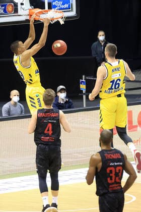 GER, BBL, ALBA Berlin vs Jobstairs Giessen 46ers 10 01 2021, Mercedes Benz Arena, Berlin, GER, BBL, ALBA Berlin vs Jobstairs Giessen 46ers, in picture Louis Olinde ALBA Berlin 19 , Kresimir Nikic ALBA Berlin 16 , Bjarne Kraushaar Giessen46ers 4 nordphotoxEngler nph00076