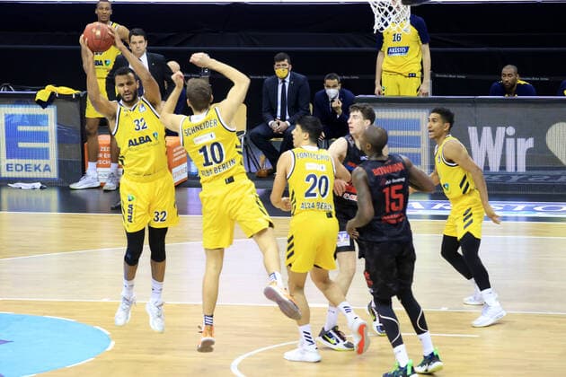 GER, BBL, ALBA Berlin vs Jobstairs Giessen 46ers 10 01 2021, Mercedes Benz Arena, Berlin, GER, BBL, ALBA Berlin vs Jobstairs Giessen 46ers, in picture Johannes Thiemann ALBA Berlin 32 , Tim Schneider ALBA Berlin 10 , Simone Fontecchio ALBA Berlin 20 , Maodo Lo ALBA Berlin 0 , Brandon Bowman Giessen46ers 15 nordphotoxEngler nph00076