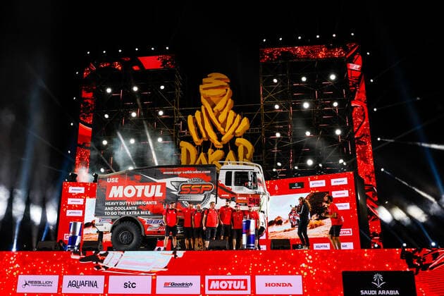 549 Besnard Sylvain (fra), Laliche Sylvain (fra), Besnard Tom (fra), Man, Team SSP, Motul, Camion, Truck, portrait during the finishing podium ceremony at the King Abdullah International Stadium in Jeddah, in Saudi Arabia on January 15, 2021 AUTOMOBILE : DAKAR 2021 - Arabie saoudite - Podiums - 15 01 2021 DPPI Panoramic