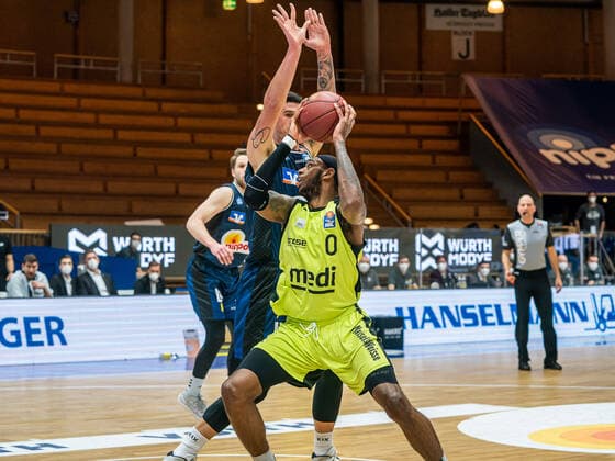 Derek Pardon medi bayreuth, 00 vs Bogdan Radosavlevic HAKRO Merlins Crailsheim , 15 , HARKO Merlins Crailsheim vs medi bayreuth, 1 Bundesliga, Basketball, Men, 16 01 2021 HARKO Merlins Crailsheim vs medi bayreuth, 1 Bundesliga, Basketball, Men, 16 01 2021 Ilshofen Copyright: xEibner-Pressefotox EP_mst
