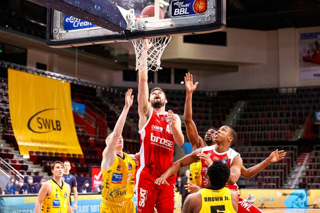Middle David Kravish Brose Bamberg, 45 left Jacob Patrick MHP Riesen Ludwigsburg, 02 right Devon Hall Brose Bamberg, 22 MHP Riesen Ludwigsburg Brose Bamberg, easyCredit Basketball Bundesliga, Saison 2020 2021, 13 Spieltag, Ludwigsburg, Germany, 16 01 2021, Copyright: DanielxLöb