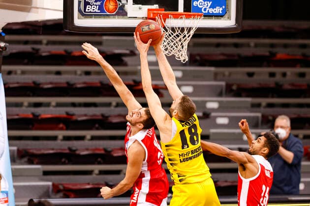 right Kenneth Ogbe Brose Bamberg, 25 left Chase Fieler Brose Bamberg, 20 but center Jonas Wohlfahrth Bottermann MHP Riesen Ludwigsburg, 18 gets the Ofensivrebound MHP Riesen Ludwigsburg Brose Bamberg, easyCredit Basketball Bundesliga, season 2020 2021, 13 matchday, Ludwigsburg, Germany, 16 01 2021, Any use of the photo is subject to a fee according to the current MFM list plus VAT Copyright notice is expressly required under Section 13 UrhG. outside journalistic purposes please contact the photographer for advertising For any usage other than editorial purposes please contact the author Copyright: DanielxLöb