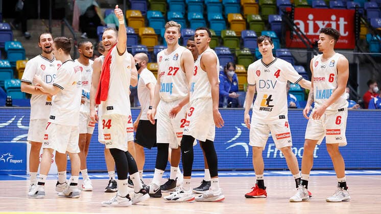 Germany, Frankfurt am Main, Fraport Arena, 17 01 2021, emspor, emonline, despor, deonline, FRAPORT SKYLINERS s Oliver Wuerzburg, Basketball, BBL Bild The Wuerzburg team is happy about the victory from left Julian Albus s Oliver Wuerzburg , Nils Hassfurther s Oliver Wuerzburg , Cameron Hunt s Oliver Wuerzburg , Felix Hoffmann s Oliver Wuerzburg , Jonas Weitzel s Oliver Wuerzburg , Tyson Ward s Oliver Wuerzburg , Julius Boehmer s Oliver Wuerzburg and Joshua Obiesie s Oliver Wuerzburg , Copyright: HMBxMedia xHeikoxBecker
