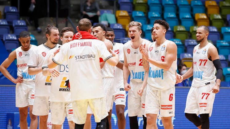 Germany, Frankfurt am Main, Fraport Arena, 17 01 2021, emspor, emonline, despor, deonline, FRAPORT SKYLINERS s Oliver Wuerzburg, Basketball, BBL Bild The Wuerzburg team is happy about the victory Copyright: HMBxMedia xHeikoxBecker
