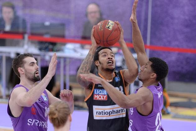 Troy Caupain Ratiopharm Ulm on the ball , Aubrey Dawkins BG Goettingen R , Harper Kamp BG Goettingen L , GER, Basketball, Bundesliga, BBL, BG Goettingen Ratiopharm Ulm, 17 01 2021, Basketball, Bundesliga, BBL, BG Goettingen Ratiopharm Ulm, 17 01 2021 Goettingen Copyright: xEibner-pressefotox xRolandxSippelx
