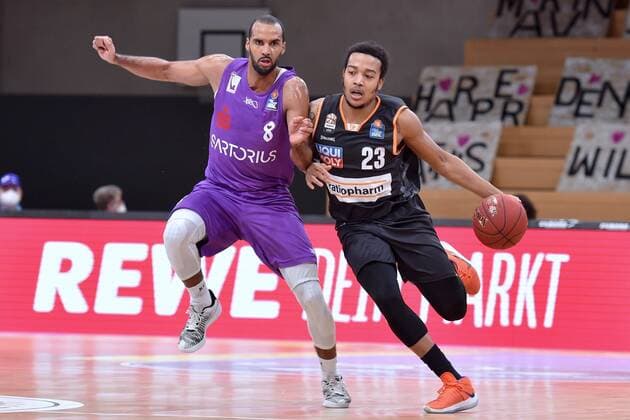 Troy Caupain Ratiopharm Ulm on the ball , Akeem Vargas BG Goettingen , GER, Basketball, Bundesliga, BBL, BG Goettingen Ratiopharm Ulm, 17 01 2021, Basketball, Bundesliga, BBL, BG Goettingen Ratiopharm Ulm, 17 01 2021 Goettingen Copyright: xEibner-pressefotox xRolandxSippelx