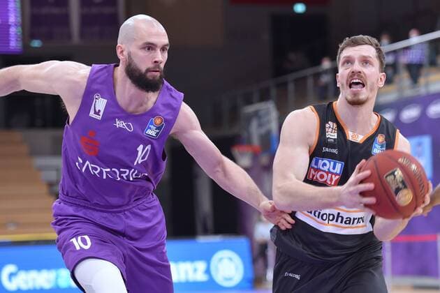 Andreas Obst Ratiopharm Ulm on the ball , Dennis Kramer BG Goettingen L , GER, Basketball, Bundesliga, BBL, BG Goettingen Ratiopharm Ulm, 17 01 2021, Basketball, Bundesliga, BBL, BG Goettingen Ratiopharm Ulm, 17 01 2021 Goettingen Copyright: xEibner-pressefotox xRolandxSippelx