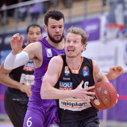 Per Guenther Ratiopharm Ulm on the ball , Luke Nelson BG Goettingen L , GER, Basketball, Bundesliga, BBL, BG Goettingen Ratiopharm Ulm, 17 01 2021, Basketball, Bundesliga, BBL, BG Goettingen Ratiopharm Ulm, 17 01 2021 Goettingen Copyright: xEibner-pressefotox xRolandxSippelx
