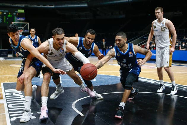 17 01 2021, xtgx, Basketball, easyCredit BBL, Basketball Loewen Braunschweig ALBA Berlin emspor, v l Simone Fontecchio Berlin, 20 , Gavin Schilling Braunschweig, 34 , Johannes Thiemann Berlin, 32 , Peyton Siva Berlin, 3 Zweikampf Braunschweig