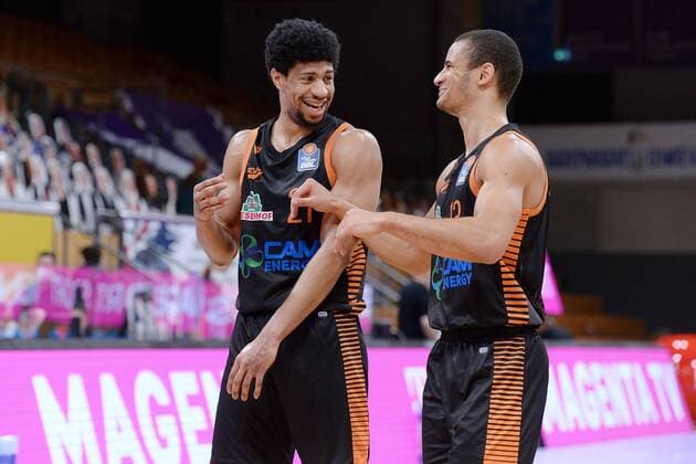 Jubilation, joy at Jordan Barnett Rasta Vechta L and Jean Salumu R , Basketball, Bundesliga, BBL, BG Goettingen SC Rasta Vechta, 22 01 2021, BG Goettingen SC Rasta Vechta, Basketball, Bundesliga, GER, BBL, 22 01 2021 Goettingen Copyright: xSippel xEibner-Pressefotox EP_rsl