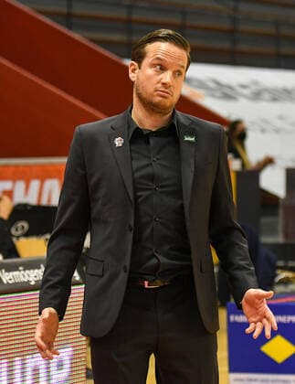 Rolf Scholz, Coach Giessen 14 Spieltag, Basketball Bundesliga, Basketball season 2020 2021, Germany, easyCredit BBL, Germany, Giessen 46ers, giessen red, men, Jobstairs GIESSEN 46ers EWE Baskets Oldenburg, Oldenburg yellow