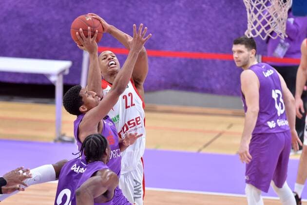 Devon Hall Brose Bamberg throwing Aubrey Dawkins BG Goettingen M , Tai Odiase BG Goettingen front , Basketball, Bundesliga, BBL, BG Goettingen Brose Bamberg, 29 01 2021, BG Goettingen Brose Bamberg, Basketball, Bundesliga, GER, BBL, 29 01 2021 Goettingen Copyright: xEibner-Pressefotox-xRolandxSippelx