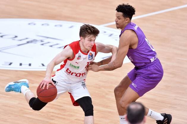 Bennet Hundt Brose Bamberg on the ball , Nelson Weidemann BG Goettingen R , Basketball, Bundesliga, BBL, BG Goettingen Brose Bamberg, 29 01 2021, BG Goettingen Brose Bamberg, Basketball, Bundesliga, GER, BBL, 29 01 2021 Goettingen Copyright: xEibner-Pressefotox-xRolandxSippelx