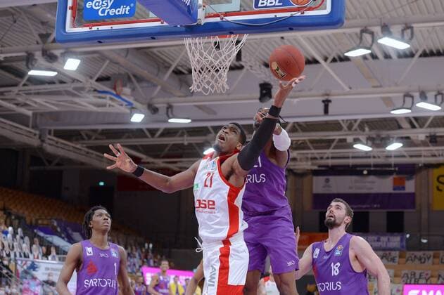 Shevon Thompson Brose Bamberg in front, on the ball , Tai Odiase BG Goettingen covered , Harper Kamp BG Goettingen R , Dieshuan Booker BG Goettingen L , Basketball, Bundesliga, BBL, BG Goettingen Brose Bamberg, 29 01 2021, BG Goettingen Brose Bamberg, Basketball, Bundesliga, GER, BBL, 29 01 2021 Goettingen Copyright: xEibner-Pressefotox-xRolandxSippelx