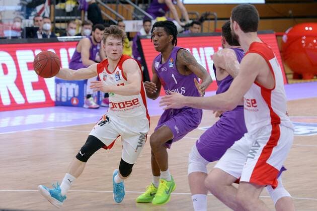Bennet Hundt Brose Bamberg on the ball , Dieshuan Booker BG Goettingen 2 v L , David Kravish Brose Bamberg R , Basketball, Bundesliga, BBL, BG Goettingen Brose Bamberg, 29 01 2021, BG Goettingen Brose Bamberg, Basketball, Bundesliga, GER, BBL, 29 01 2021 Goettingen Copyright: xEibner-Pressefotox-xRolandxSippelx