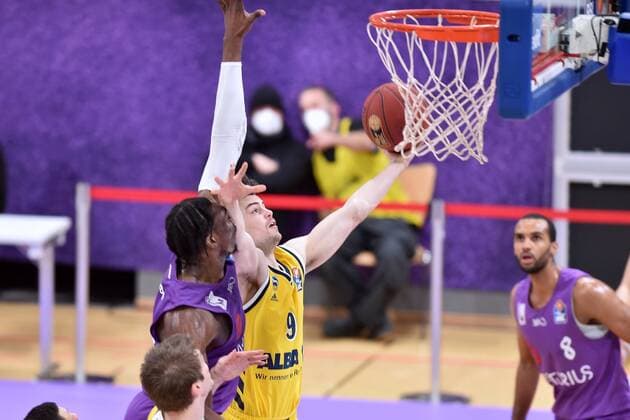 Jonas Mattisseck Alba Berlin on the ball un Tai Odiase BG Goettingen , Basketball, Bundesliga, BBL, BG Goettingen Alba Berlin 02 02 2021, BG Goettingen Alba Berlin, Basketball, Bundesliga, GER, BBL, 02 02 2021 Goettingen Copyright: xEibner-Pressefotox-xRolandxSippelx