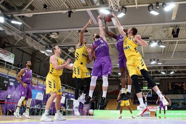 BG Göttingen ALBA BERLN 02 02 2021, Basketball Bundesliga easyCredit BBL, season 2020 2021, main round, 10 matchday, BG Göttingen ALBA BERLN Göttingens Akeem Vargas, Berlins Luke Sikma, Berlins Louis Olinde, Göttingens Harper Kamp, Göttingens Tai Odiase, Berlins Kresimir Nikic fight for the ball Göttingen Lower Saxony Germany