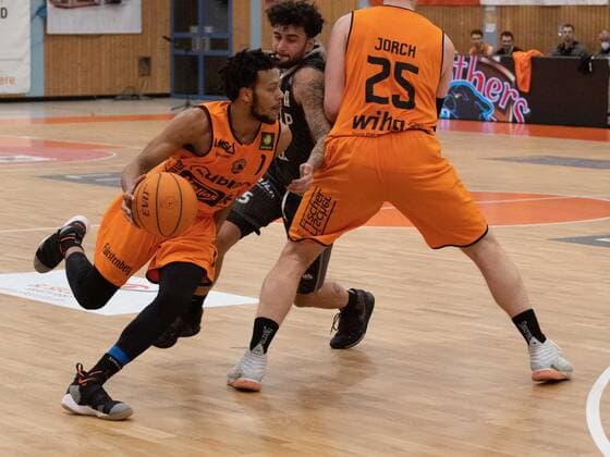 Nate Britt 1 moves into zone wiha Panthers Schwenningen vs MLP Academics Heidelberg, Basketball, BARMER 2 BASKETBALL BUNDESLIGA, 10 Spieltag 2020 2021, 06 02 2021, wiha Panthers Schwenningen vs MLP Academics Heidelberg, Basketball, BARMER 2 BASKETBALL BUNDESLIGA, 10 Spieltag 2020 2021, 06 02 2021, Copyright: xMiclasxHaasis Eibner-Pressefotox EP_mhs