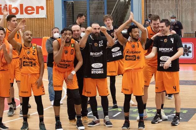 The team cheers after winning wiha Panthers Schwenningen vs MLP Academics Heidelberg, Basketball, BARMER 2 BASKETBALL BUNDESLIGA, 10 Spieltag 2020 2021, 06 02 2021, wiha Panthers Schwenningen vs MLP Academics Heidelberg, Basketball, BARMER 2 BASKETBALL BUNDESLIGA, 10 Spieltag 2020 2021, 06 02 2021, Copyright: xMiclasxHaasis Eibner-Pressefotox EP_mhs