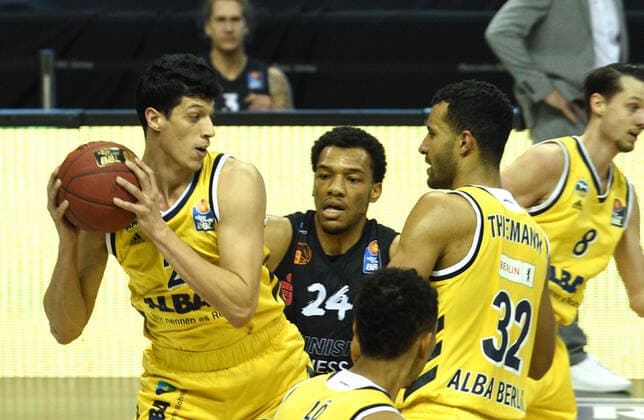 f l Simone Fontecchio Alba, George King Chemnitz, Johannes Thiemann Alba, 07 02 2021, BBL, Alba Berlin vs NINERS Chemnitz , at Mercedes Benz Arena, GER, Berlin, 07 02 2021, BBL, Alba vs NINERS Chemnitz Berlin Copyright: xUwexKoch xEibner-Pressefotox EP_ukh