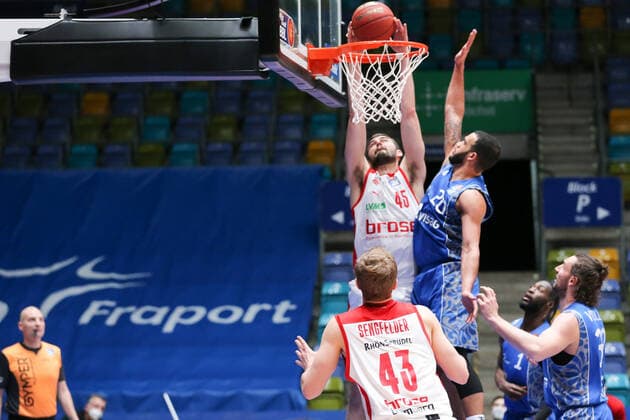 Basketball Bundesliga,Fraport Skyliners Brose Bamberg,2021 02 09,GER, im Kravish David, Brose Bamberg, 45 , Moore Rasheed, Fraport Skyliners, 20 , ,Eibner Pressefoto Uli Scherbaum Fraport Skyliners Brose Bamberg Frankfurt Copyright: xEibner-Pressefoto UlrichxScherbaumx EP_usm