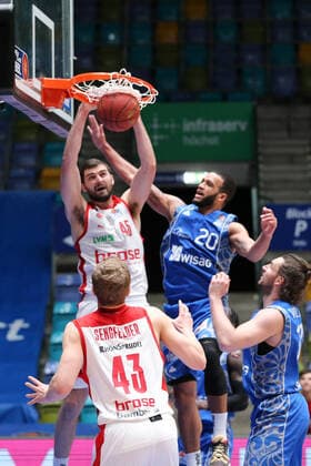 Basketball Bundesliga,Fraport Skyliners Brose Bamberg,2021 02 09,GER, im Kravish David, Brose Bamberg, 45 , Moore Rasheed, Fraport Skyliners, 20 , ,Eibner Pressefoto Uli Scherbaum Fraport Skyliners Brose Bamberg Frankfurt Copyright: xEibner-Pressefoto UlrichxScherbaumx EP_usm