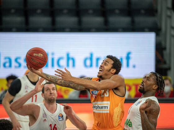 Paul Zipser FC Bayern, 16 , Troy Caupain Ratiopharm Ulm 23 , Jalen Reynolds FC Bayern, 08 , ratiopharm Ulm vs FC Bayern Basketball, Basketball, Bundesliga, easycredit, 17 Matchday, Season 2020 2021, 09 02 2021, ratiopharm Ulm vs FC Bayern Basketball, Basketball, Bundesliga, easycredit, 17 Matchday, Season 2020 2021, 09 02 2021 New Ulm. Copyright: xEIBNER SaschaxWaltherx EP_EER